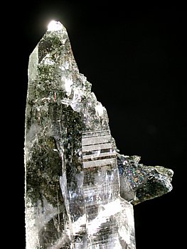 Detail desselben Kristalles, (Bildausschnitt H: 7cm) - schöne Einschlüsse von Chlorit und viele irisierende Stellen!