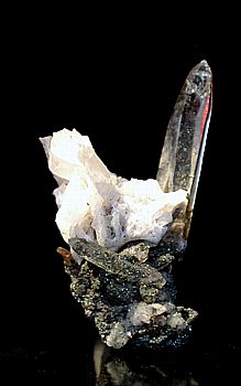 Kleines Grüppchen mit Quarz Chlorit und Calcit, aus derselben Kluft (B: 2.5 cm, H: 4.5 cm)