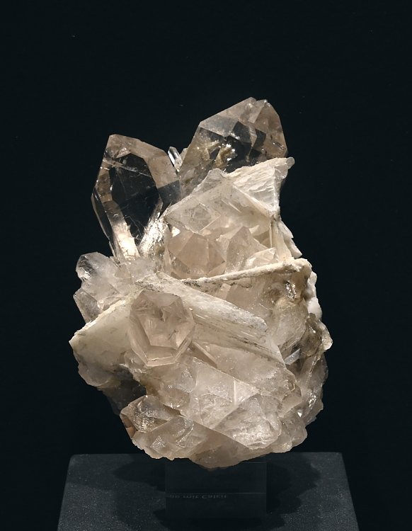 Bergkristallgruppe mit Papierspat| H: 8 cm; F: Maderanertal, UR; Sammlung: Felix Spahr
