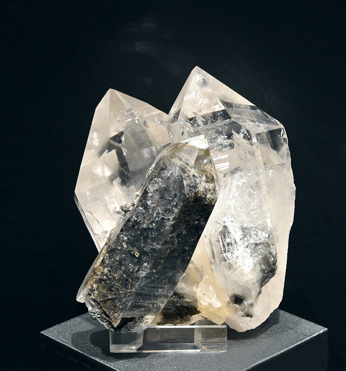 Bergkristall-Gruppe mit Schieferinschluss| H: 8 cm; F: Piz Regina, GR; Sammlung: Simon Flepp
