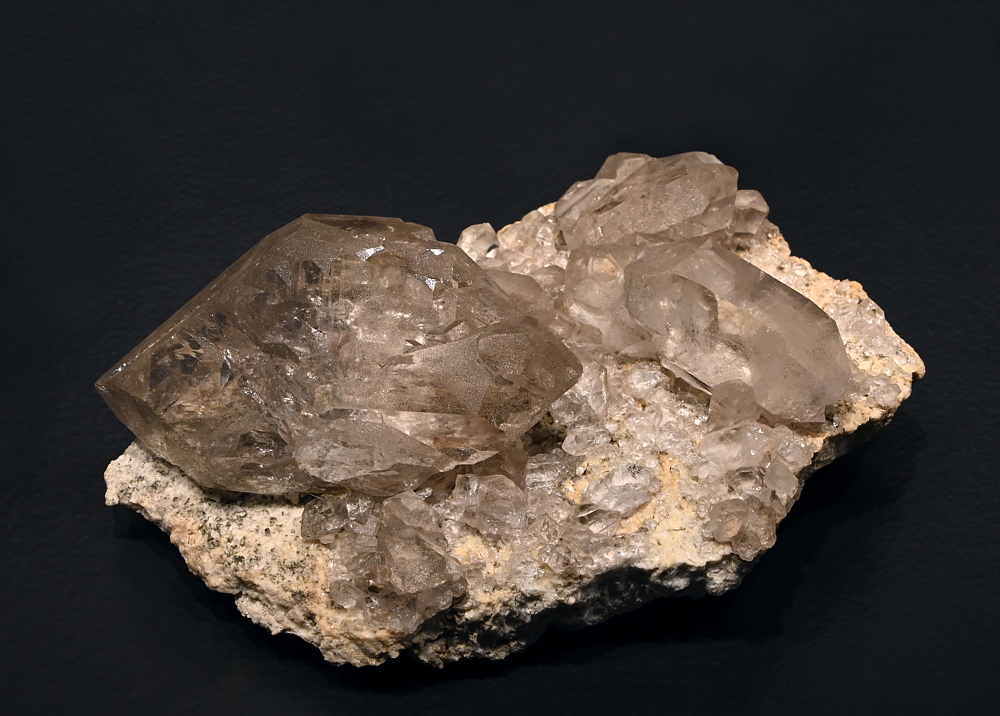 helles Gwindel auf Bergkristallgruppe| B: 12 cm; F: Maderanertal, UR; Sammlung: Christian Vifian, Philipp Kuster