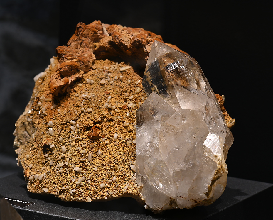 Bergkristall, Ankerit, Albit auf Matrix| B: 22 cm; F: Wittenwasseren, UR; Sammlung: Hermann Bühler †, Ruedi Widmer, Alfred Keller