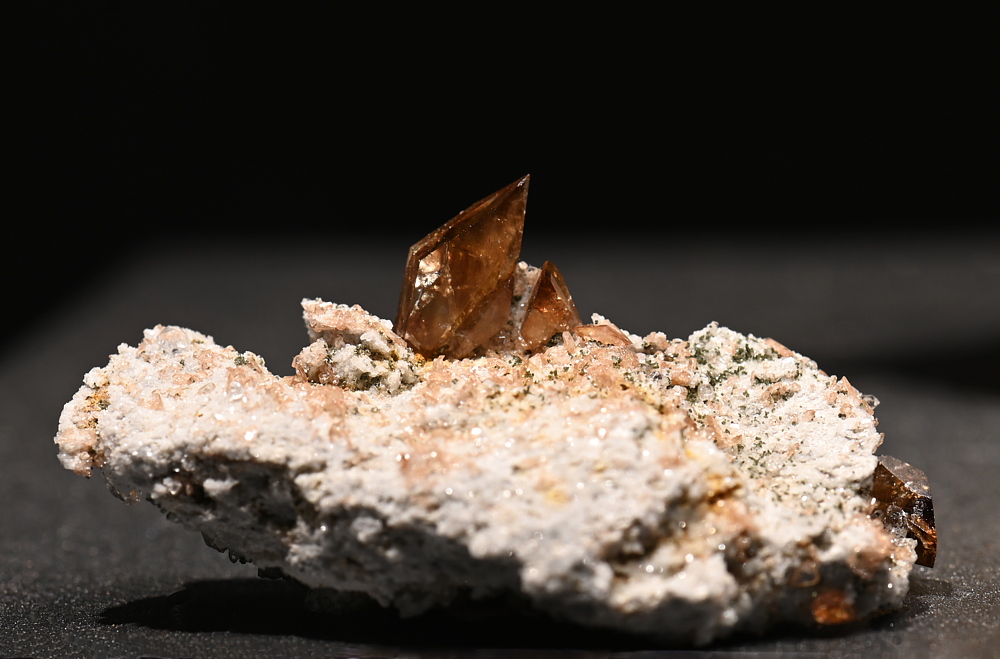 brauner Titanit auf Matrix| B: 5 cm; F: Furka, VS; Sammlung: Hermann Bühler †, Ruedi Widmer, Alfred Keller