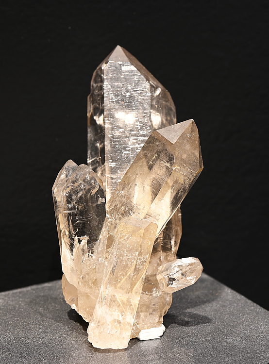 Bergkristallgruppe| H: 10 cm; F: Maderanertal, UR; Sammlung: Sepp Tresch †