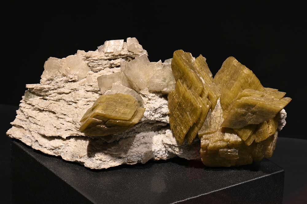Dolomit mit Bistomesit| B: 13 cm; F: Furka Basistunnel; Sammlung: Hansruedi Dittli