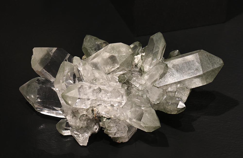 Quarzgruppe mit wenig Chlorit| B: 12 cm; F: Maderanertal, UR; Sammlung: Hansruedi Dittli