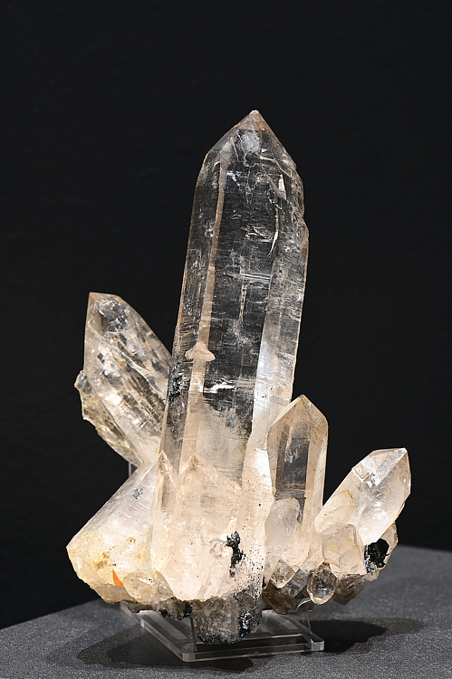 Bergkristall mit Hämatait| H: 13 cm; F: Lampertschalp, Vals, GR; Sammlung: Josef Rieder