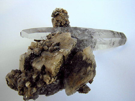 Bergkristall-Doppelender mit Calcit| (Rückseite von 005) rechts Übergangshabitus, links Dauphiné-Habitus; B: 11cm; F: Gastacherwände, OT (Ö). [006] 