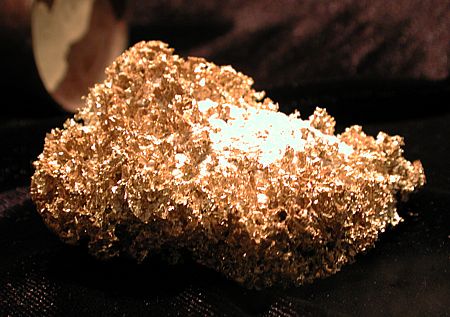 Gold fein auskristallisiert auf Quarz| B: 7 cm; Greaterville, Pima Co., AZ, USA. (John Blennert Coll.)