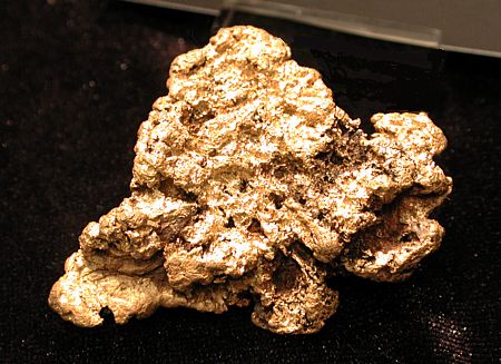Goldnugget mit Quarz| B: 5.5 cm; Greaterville, Pima Co., AZ, USA. (John Blennert Coll.)
