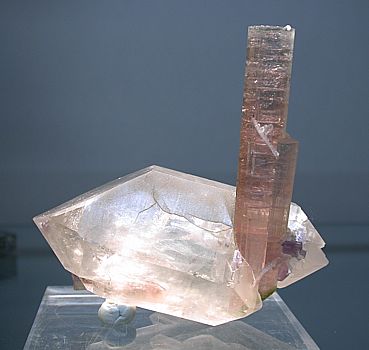 Rubellit auf Quarz| H: 8 cm, Fundort: Paprok, Afganistan;