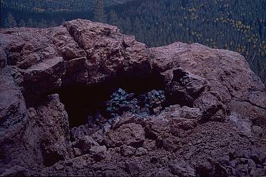 Rekonstruktion einer Amazonit- und Rauchquarz-Tasche, aus dem Teller County, Colorado. Derartige Taschen werden in Pegmatiten gefunden und sind sehr häufig gänzlich von der Vegetationsdecke zugedeckt.
