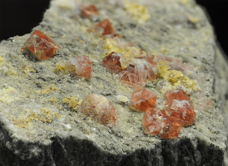 Rosafluorite auf Matrix| BB: 8 cm; F: Plattenberg, Vals, GR 