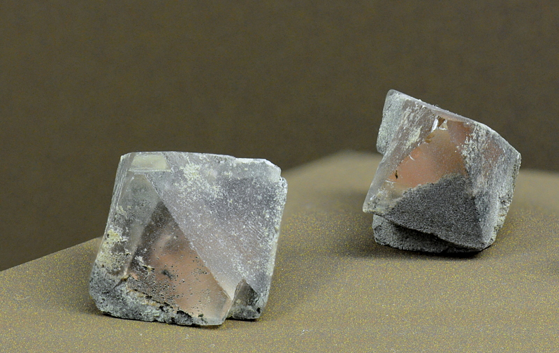 Fluorit-Oktaeder| KB: 2 cm; F: Fellilücke, GR 
