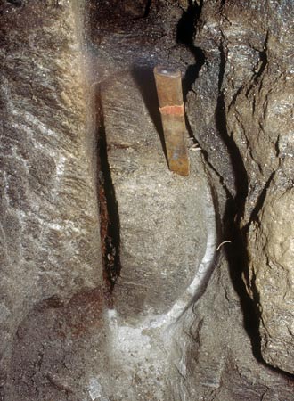 Der spannende Augenblick| Ein Riss im Gestein oder ein ungenügend tiefer Schlitz kann die Stufe noch zerstören 