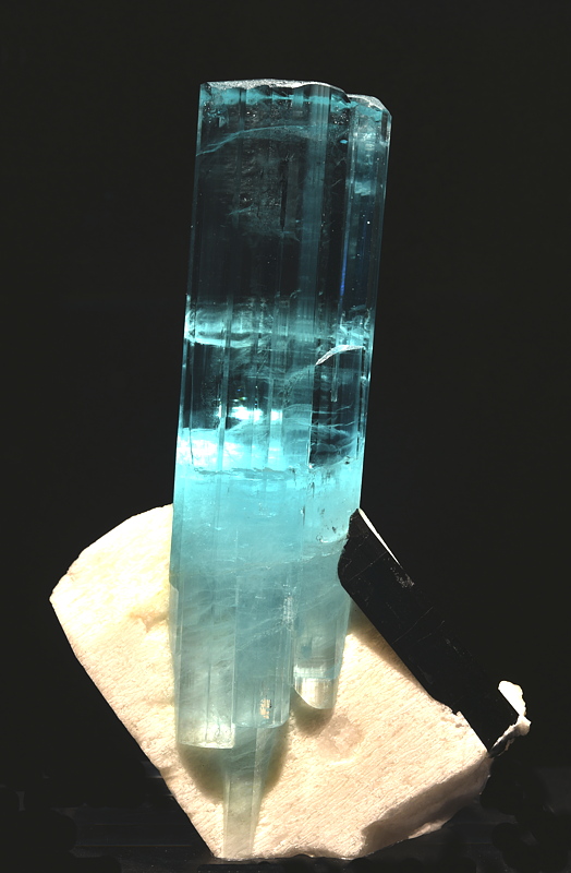 Aquamarin auf Feldspat mit Schörl| H: 17 cm; F: Nyet-Bruk, Baltistan, Pakistan; Sammlung: Pinnacle Collection 