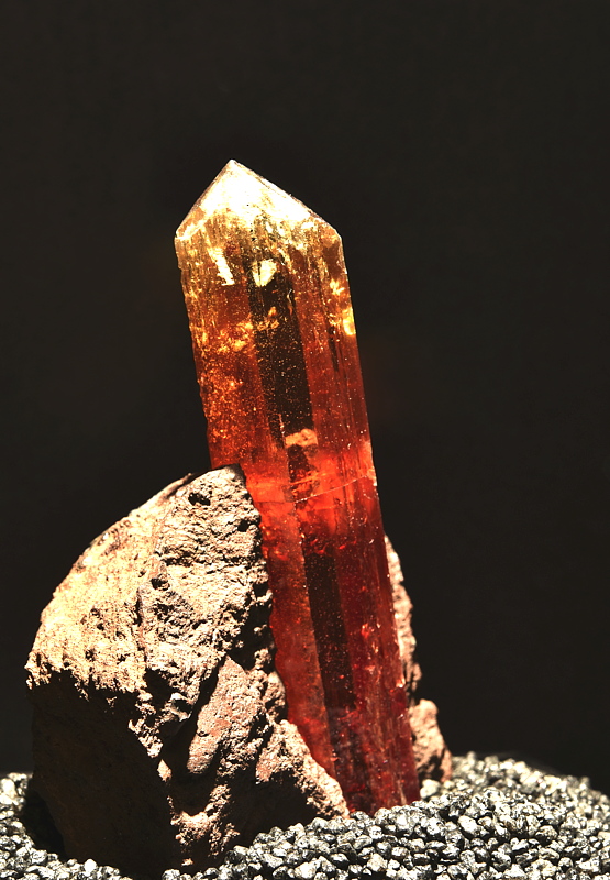 Topas (Imperial Topas)| H: 14.5 cm; F: Ouro Preto, Minas Gerais, Brasilien; Sammlung: The Arkenstone 