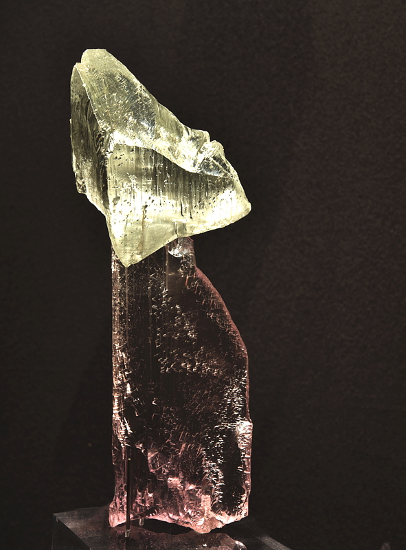 Hiddenit auf Kunzit| H: 19 cm; F: Resplendor Mine, Minas Gerais, Brasilien; Sammlung: Mario Pauwels 