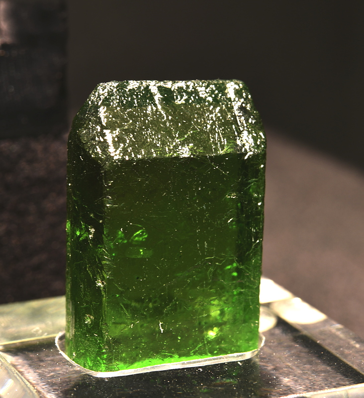 Peridot| H: 3.9 cm; F: Mogok, Burma; Sammlung: Euene S. Meieran 