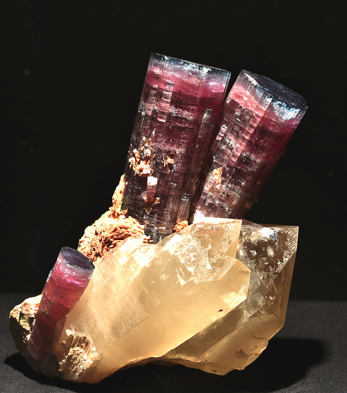 Turmalin auf Quarz 'The Rabbit Ears'| H: 30 cm; F: Tourmaline Queen Mine, Kalifornien, USA; Sammlung: Houston Museum of Natural Science 