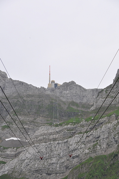 Die Bergstation auf dem Säntis kommt näher| 2'402 m.ü.M. 
