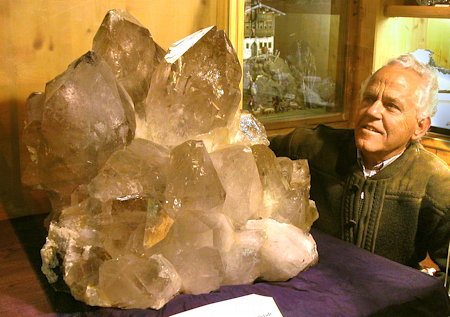 Sepp Papp vor seiner grossen Rauchquarz-Stufe| im Felberturm-Museum in Mittersill, wo sie derzeit zu besichtigen ist. ; Fundort: Felbertal