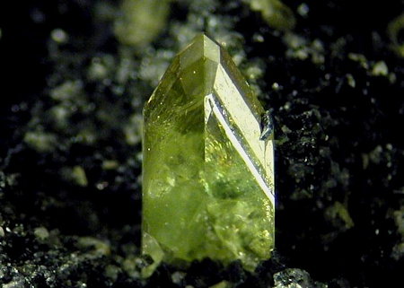 Grüner Sphen-Zwilling auf Matrix (mit Chlorit)| KL: 1cm; Fundort: Felbertal