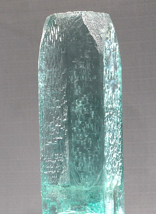 Rückblick München-Brasilien: blauer Aquamarin| H: 16 cm; Fundort: Medina Mine, Minas Gerais, Brasilien