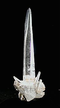 Muzo-Quarzspitze, auf wenig Muttergestein. Der dreieckige Muzohabitus ist gut erkennbar H: 8.5cm, Piz Serenastga (GR)