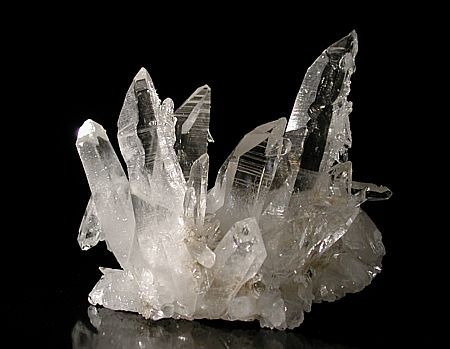 quasi perfekte Quarzgruppe, - nicht von Arkansas (USA) oder Diamantinas (Brasilien) sondern aus dem Lugnez stammt diese Gruppe. B: 8 cm, H: 5 cm Piz Serenastga (GR)