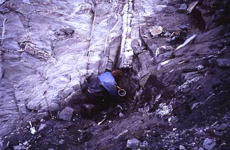 Die Kluft ist mit eisig kaltem Wasser gefüllt, es muss mühsam mit einem Pfännlein geschöpft werden.