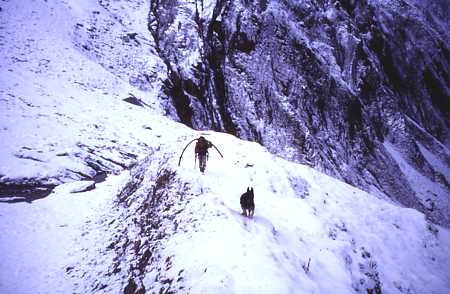 Mittlerweile ist Oktober und Schnee gefallen,. Doch die grosse Gruppe lässt den Strahler nicht ruhig und sobald es Wetter und Schneeverhältnisse zulassen, wird mit Abflussrohr ein weiterer Bergungsversuch unternommen.