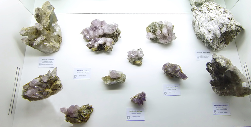 Vitrine mit Amethysten| vom Hochfeiler aus der Sammlung Johann Holzer 