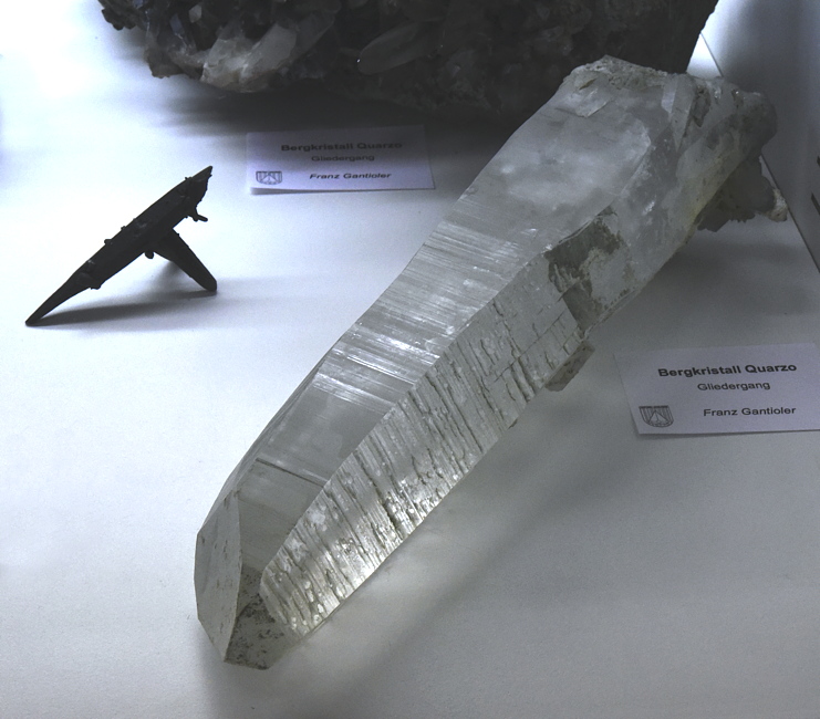 Quarzspitze mit wenig Chlorit | LK: 16 cm; F: Gliedergang; Sammlung: Franz Gantioler| 