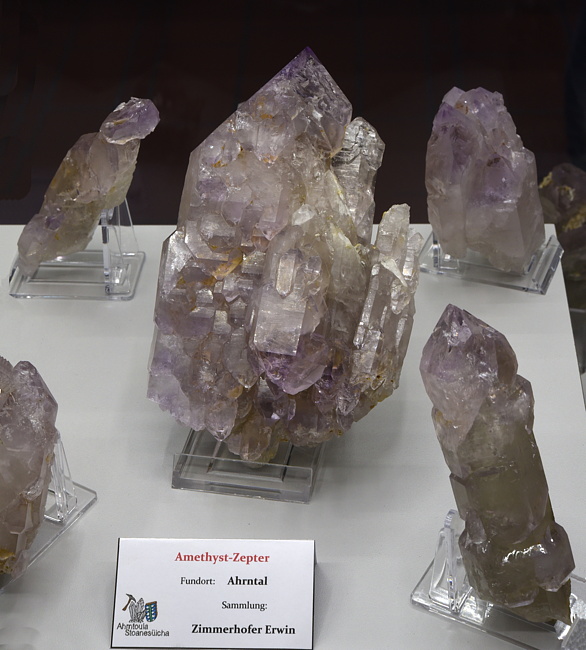 Mehrere Amethyst-Zepter und -Gruppen| BB: 30 cm; F: Ahrntal; Finder: Erwin Zimmerhofer 