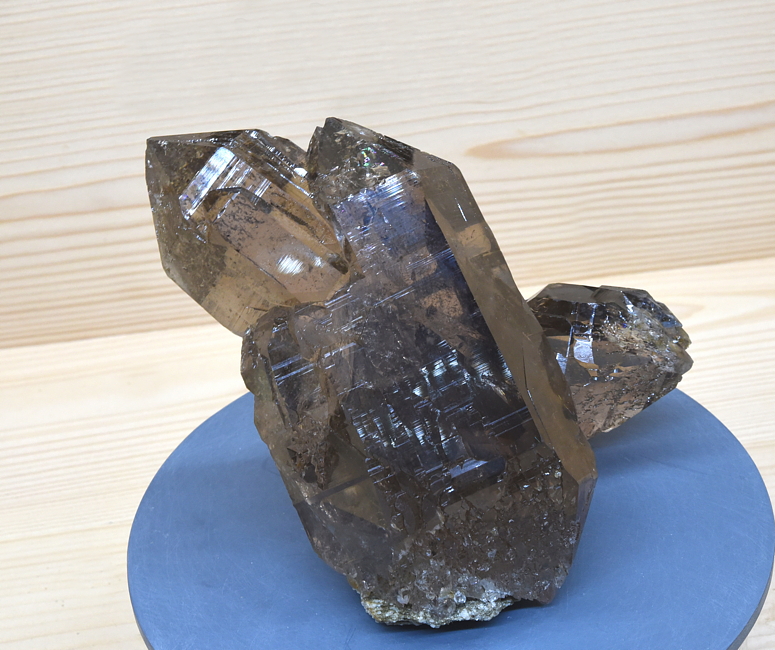 Rauchquarz-Gruppe| B: 10 cm; F: Windtal; Finder: Josef Steger 