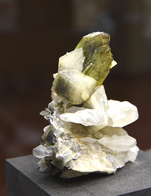 Grüner Titanit mit Adular und Calcit| H: 6 cm; F: Umbaltal; Finder: Reinhold Plaickner