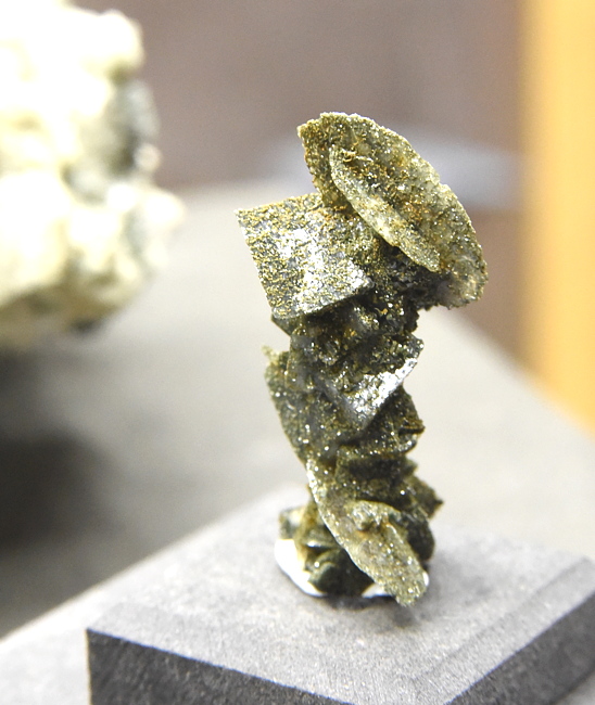 Titanit mit Chlorit auf Adular| H: 3 cm; F: Umbaltal; Finder: Reinhold Plaickner
