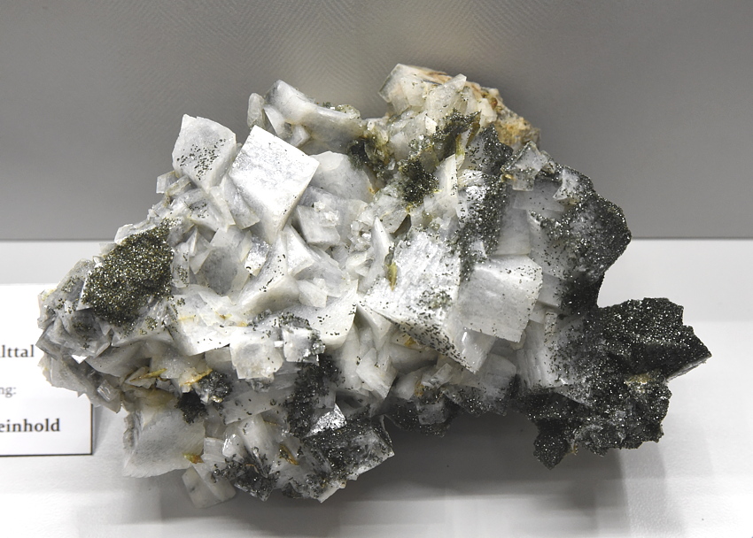 Adular mit Titanit und Chlorit| B: 12 cm; F: Umbaltal; Finder: Reinhold Plaickner