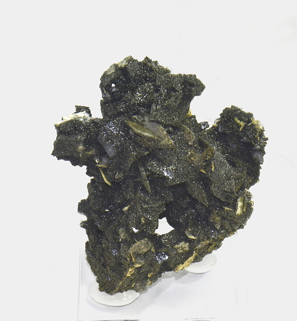 Grünbraune Titanite mit Adular und Chlorit| H: 6 cm; F: Umbaltal; Sammlung: Roland Brugger