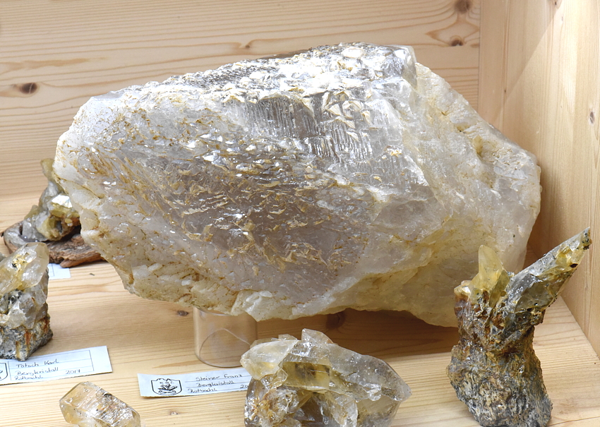 Grosser Quarz-Kristall| B: 25 cm; F: Rotbachl, Pfitschtal; Finder: Franz Steiner