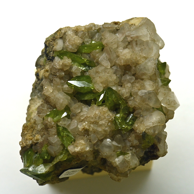 grüner Titanit mit Calcit| B: 4 cm; F: Sattelspitz; Sammlung: Alfred Astner