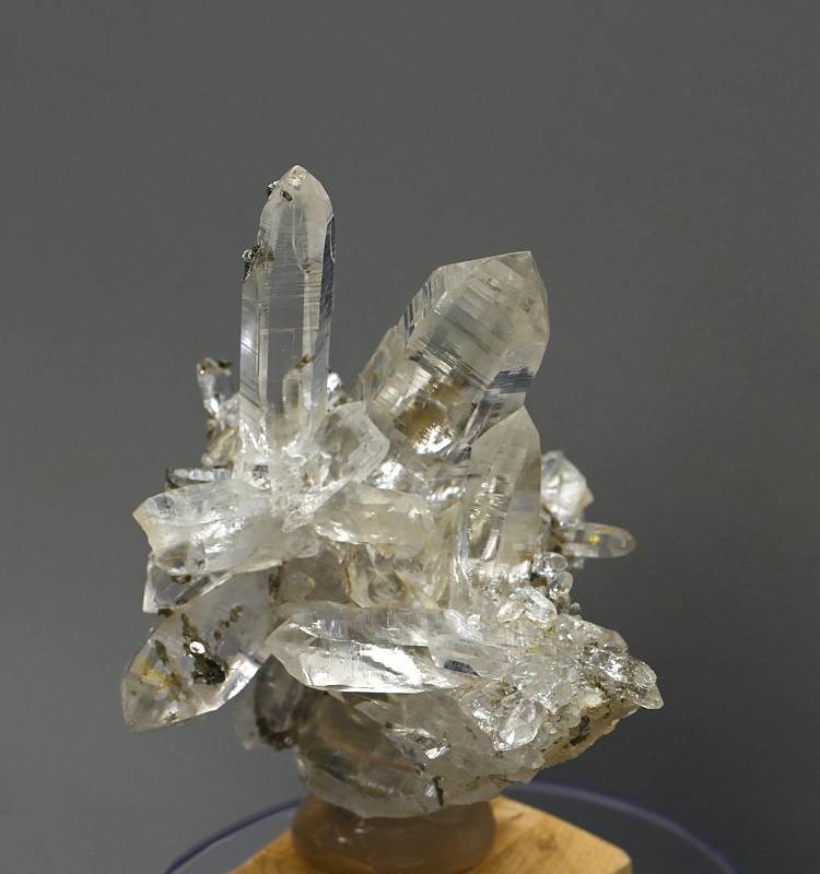 klare Quarzgruppe mit Glimmer| (gleiche Gruppe wie vorheriges Bild) H: 8 cm; F: Ahrntal; Finder: Hermann Gasteiger