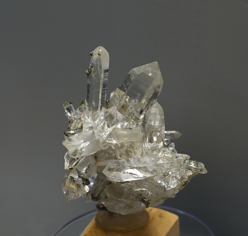 klare Quarzgruppe mit Glimmer| (gleiche Gruppe wie vorheriges Bild) H: 8 cm; F: Ahrntal; Finder: Hermann Gasteiger