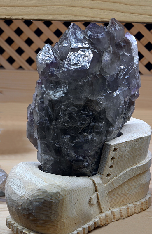 dunkle Amethystgruppe mit Zeptern| H: 15 cm; F: Weissenbach; Finder: Hans Tscholl