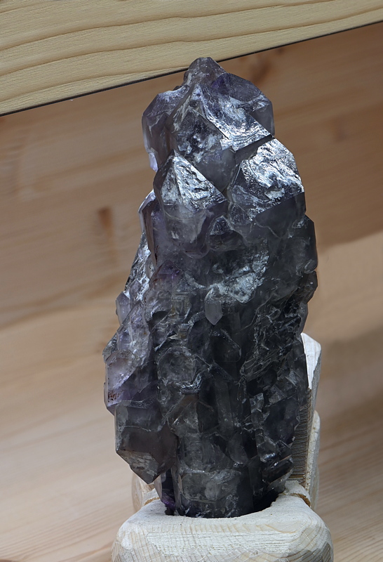 dunkle Amethystgruppe mit Zeptern| (gleiche Gruppe wie Bild vorher) H: 15 cm; F: Weissenbach; Finder: Hans Tscholl