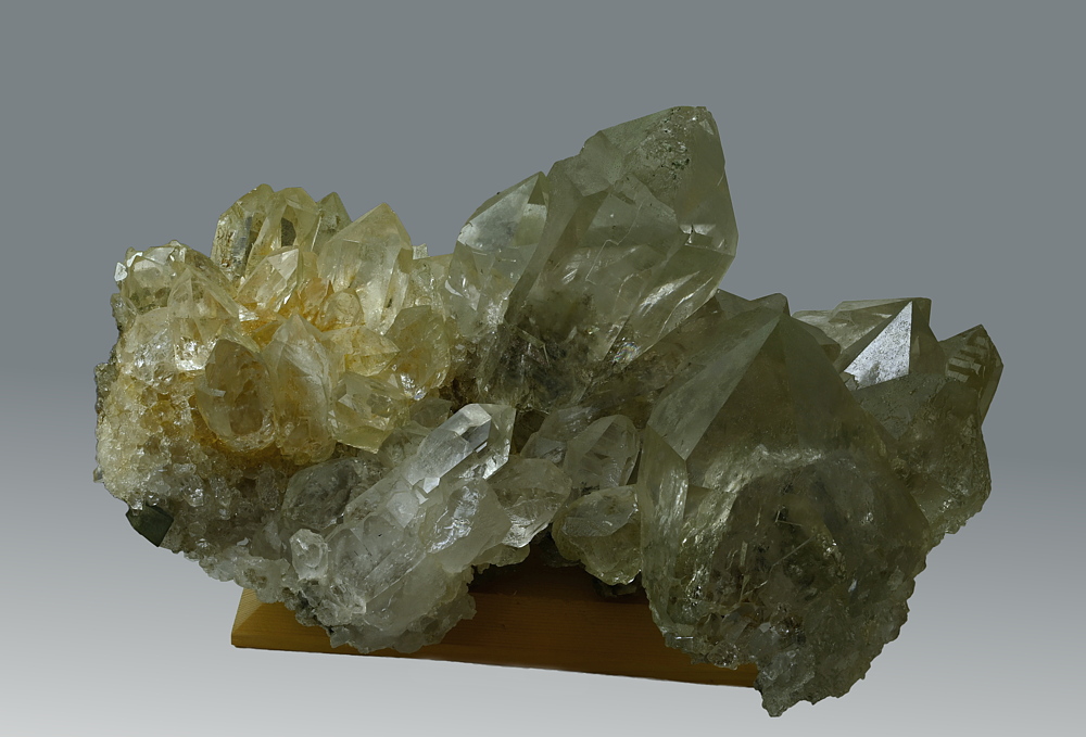 Bergkristallgruppe mit Adular| B: 20 cm; F: Windtal; Finder: Rudl Innerbichler (✝ 2018)