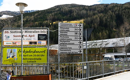 Wegweiser zur 20- Südtiroler Mineralieninfo - im Hintergrund die Mittelschule Sankt Johann im Ahrntal