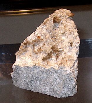 Grün-braune Titanite und Quarz| H: ca. 14cm; F: col du Géant, Mont Blanc, F; coll: Roberto Ferronato