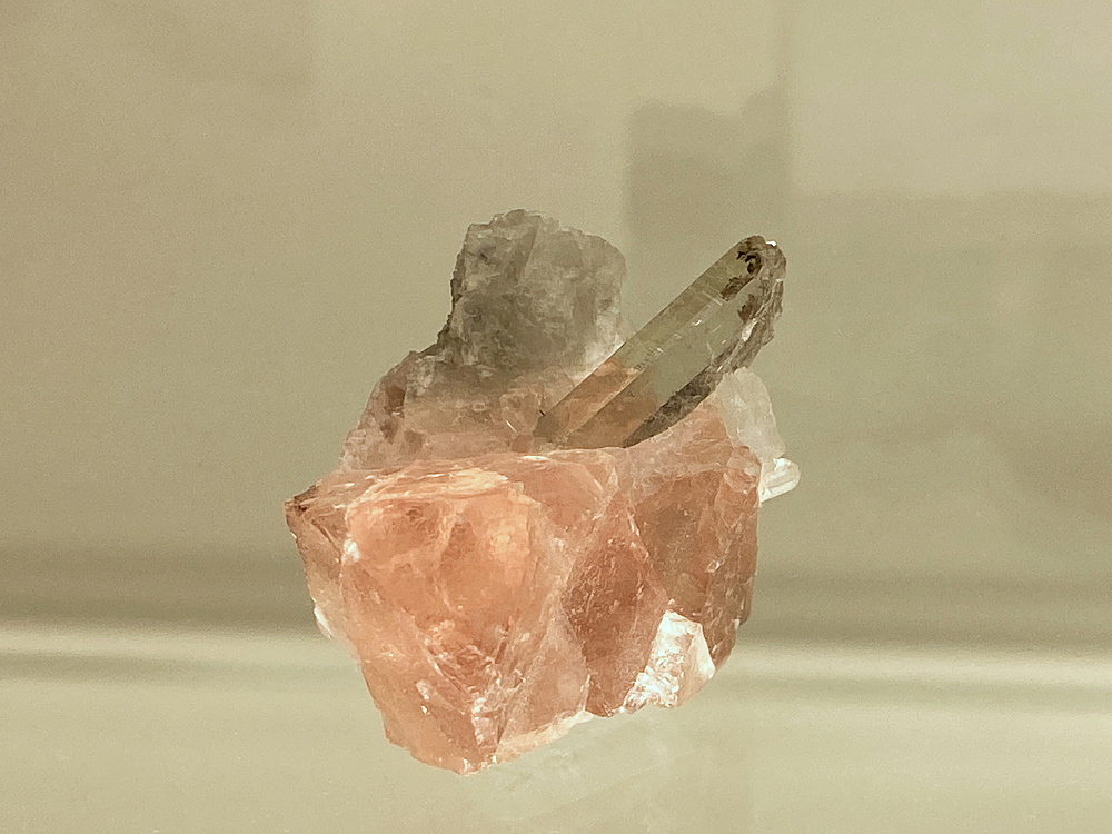 Rosafluorit mit Rauchquarz H: 2.5 cm, F: Lukmanier, GR| eine seltene Lokalität für Rosafluorit (Sammlung Ulrich Büchi)